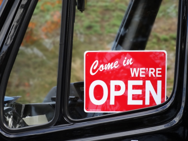 ケータリングカーのOPEN看板